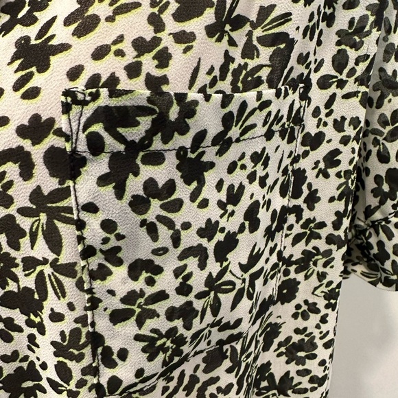 Torrid floral blouse top black white/cream and yellow SZ 1 buttons EUC - Picture 3 of 7